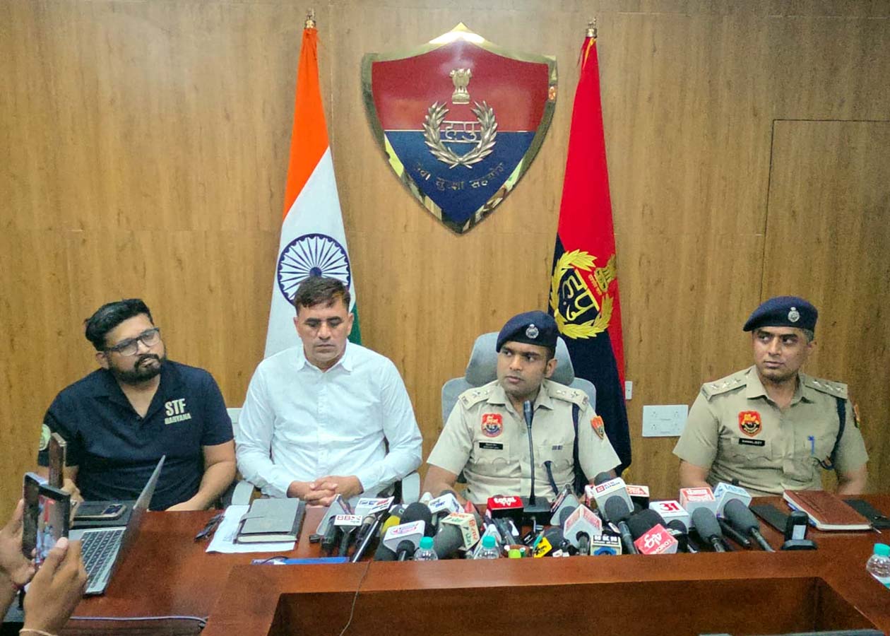 आरोपी की गिरफ्तारी बारे जानकारी देते एसपी सिद्धांत जैन। आरोपी की गिरफ्तारी बारे जानकारी देते एसपी सिद्धांत जैन।