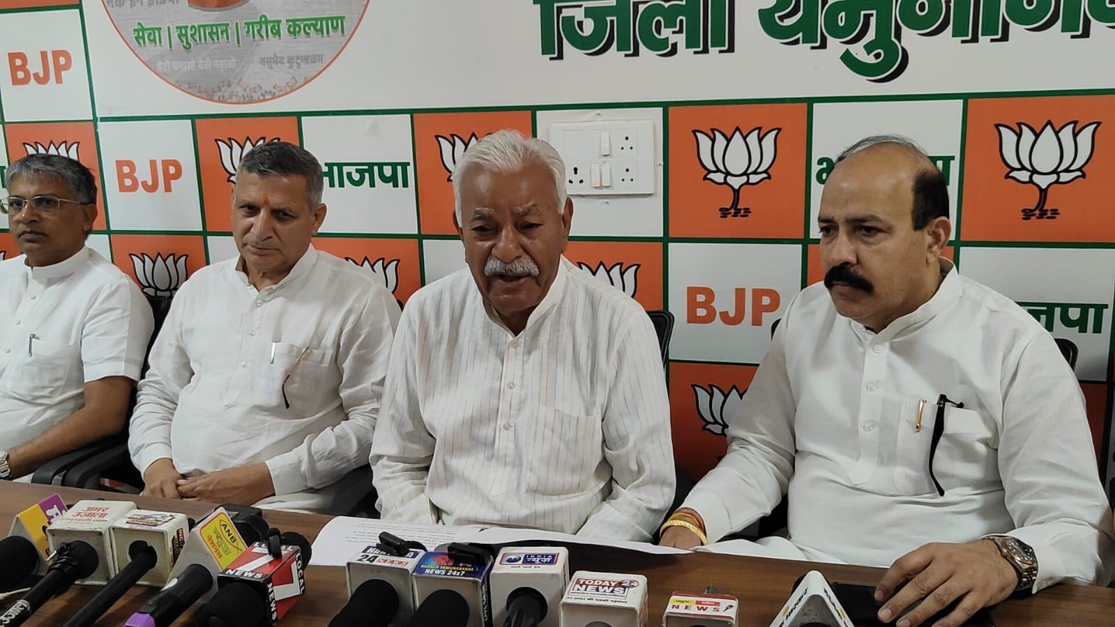 प्रेसवार्ता को सम्बोधित करते हुए यमुनानगर विधायक घनश्यामदास अरोड़ा प्रेसवार्ता को सम्बोधित करते हुए यमुनानगर विधायक घनश्यामदास अरोड़ा