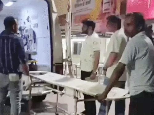 शवों को ले जाते अस्पताल कर्मी शवों को ले जाते अस्पताल कर्मी
