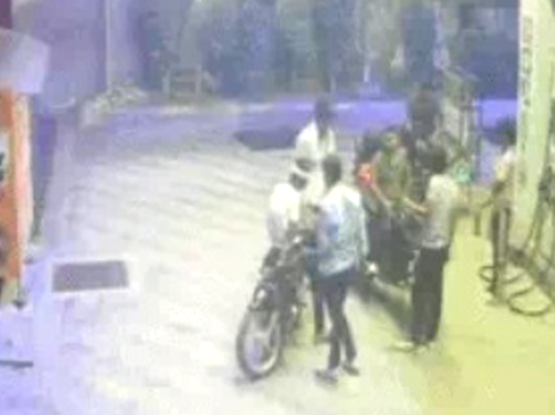 पेट्राेल पंप की घटना की सीसीटीवी फुटेज। पेट्राेल पंप की घटना की सीसीटीवी फुटेज।