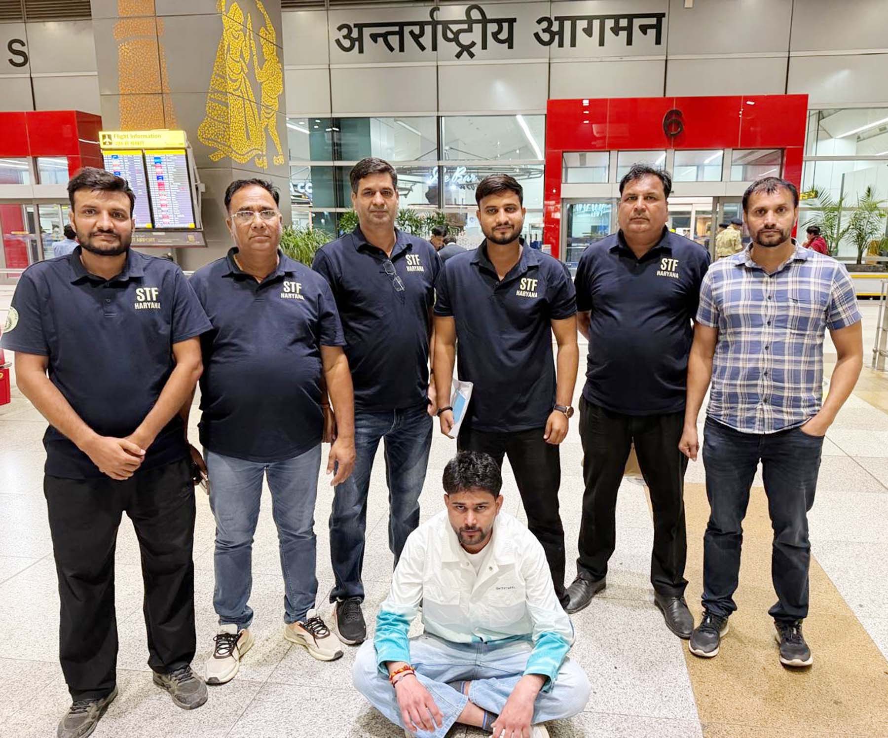 हरियाणा एसटीएफ की गिरफ्त में काला खैरामपुर गैंग का गुर्गा दिनेश मिट्ठू। हरियाणा एसटीएफ की गिरफ्त में काला खैरामपुर गैंग का गुर्गा दिनेश मिट्ठू।