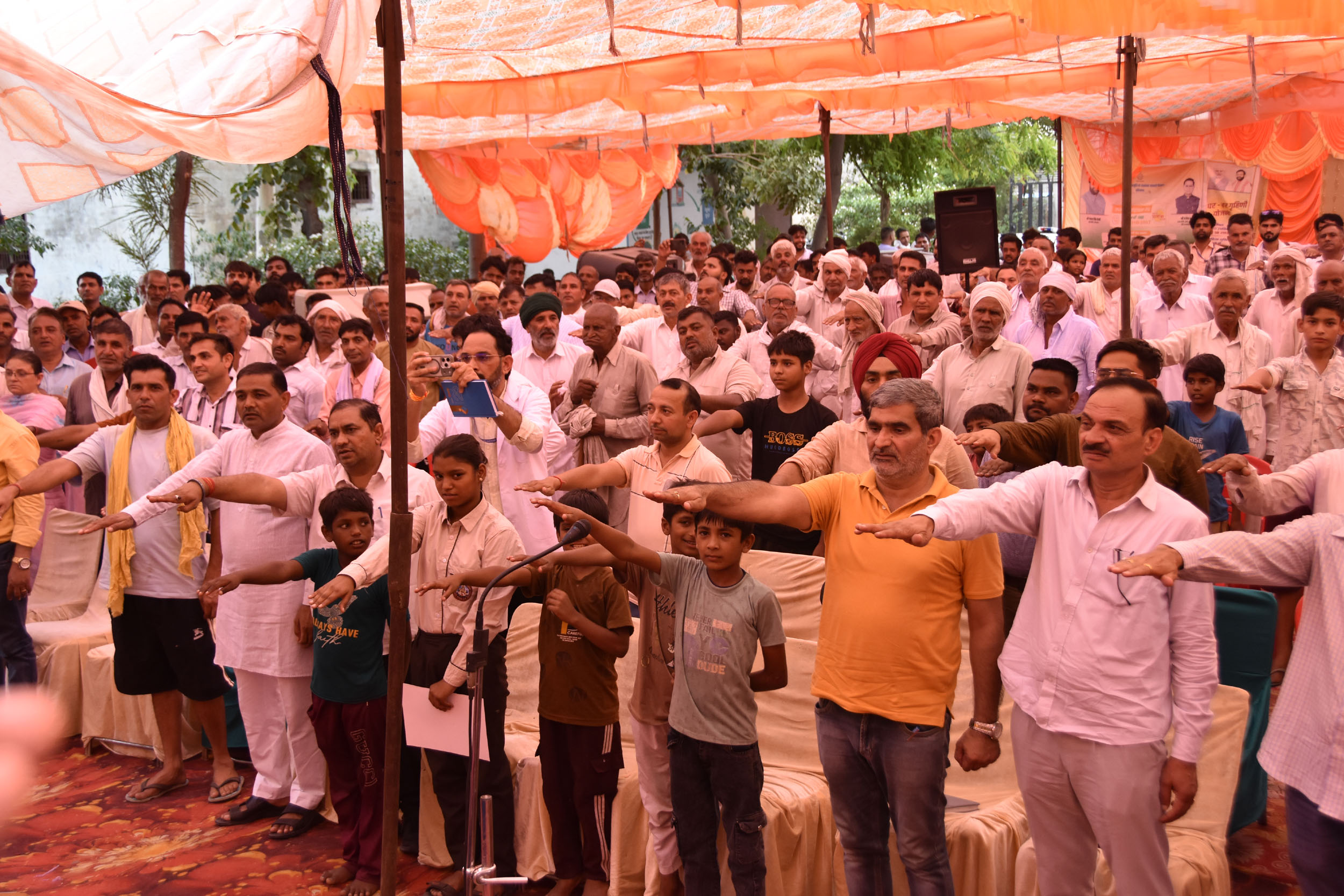 गांव दिल्लाेंवाली में जिला प्रशासन के रात्रि प्रवास के दाैरान  नशे के विराेध में शपथ लेते ग्रामीण