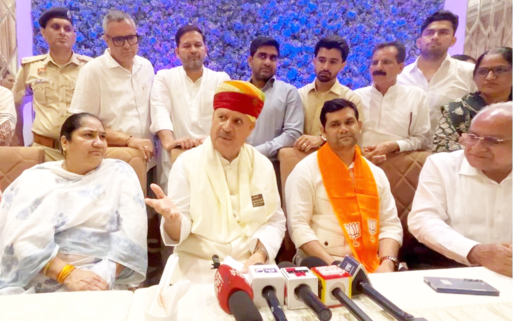 गुरुग्राम में पत्रकारों से बात करते केंद्रीय मंत्री राव इंद्रजीत सिंह। गुरुग्राम में पत्रकारों से बात करते केंद्रीय मंत्री राव इंद्रजीत सिंह।