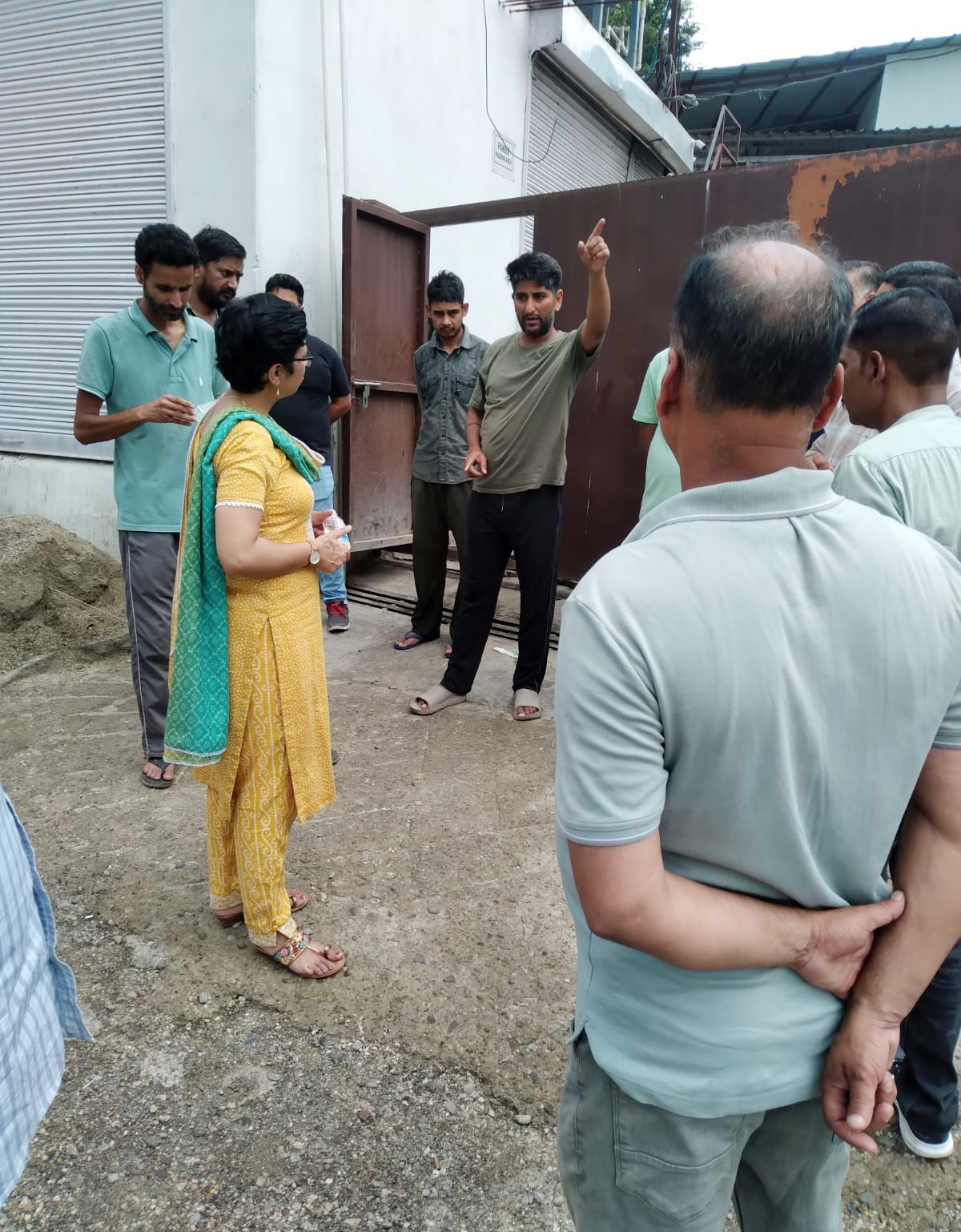 माैके पर पहुंचे अधिकारी। माैके पर पहुंचे अधिकारी।