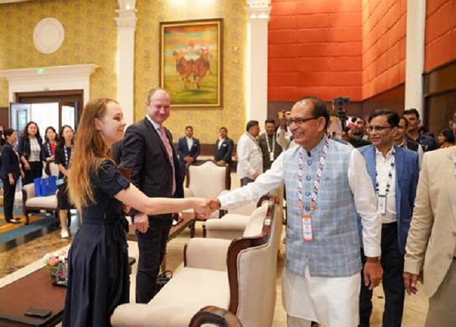 बिक्स सम्मेलन में विदेशी मेहमान का स्वागत करते हुए शिवराज सिंह