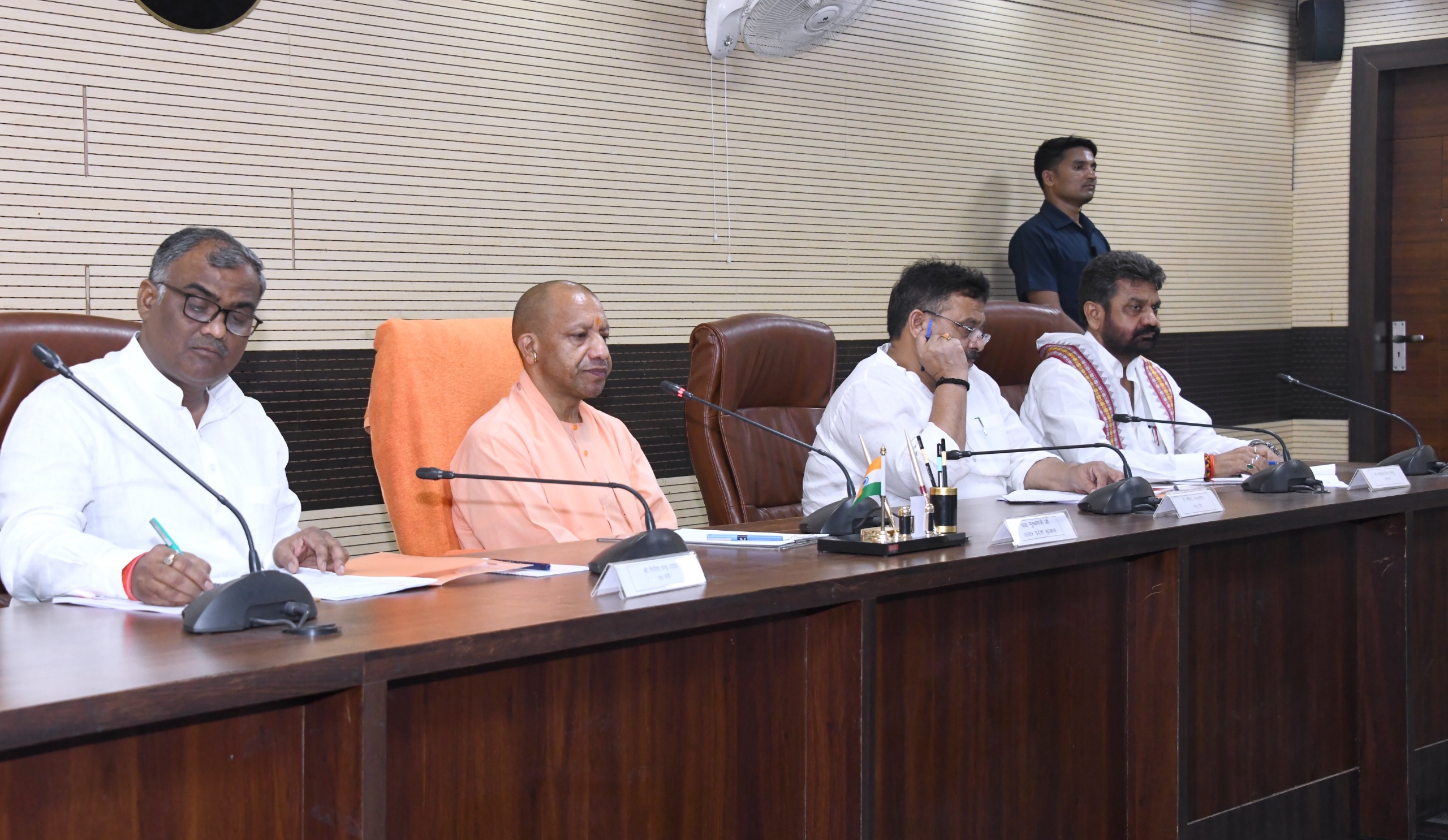 समीक्षा बैठक में मुख्यमंत्री व अन्य जन प्रतिनिधि