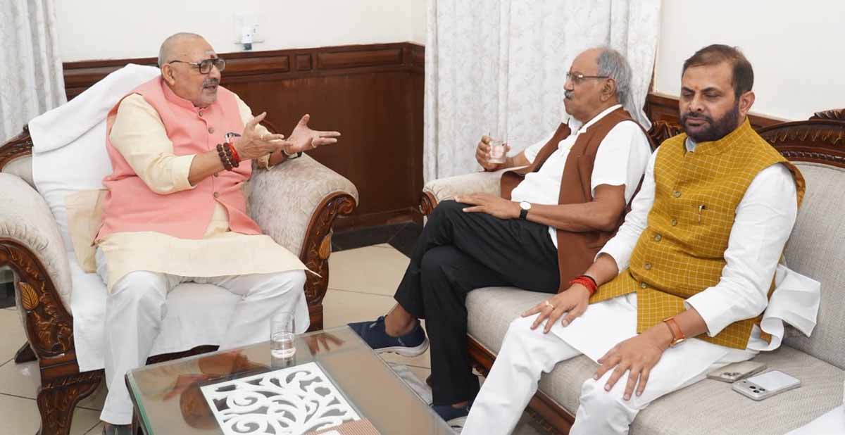 केन्द्रीय मंत्री गिरिराज सिंह एवं सांसद बृजमोहन अग्रवाल चर्चा करते हुए