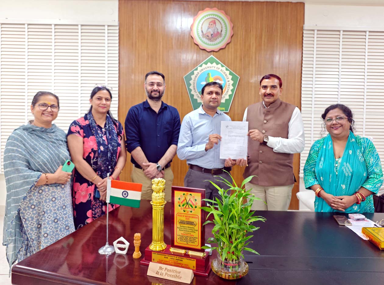 शोध टीम को बधाई देते कुलपति प्रो. नरसी राम बिश्नोई। शोध टीम को बधाई देते कुलपति प्रो. नरसी राम बिश्नोई।