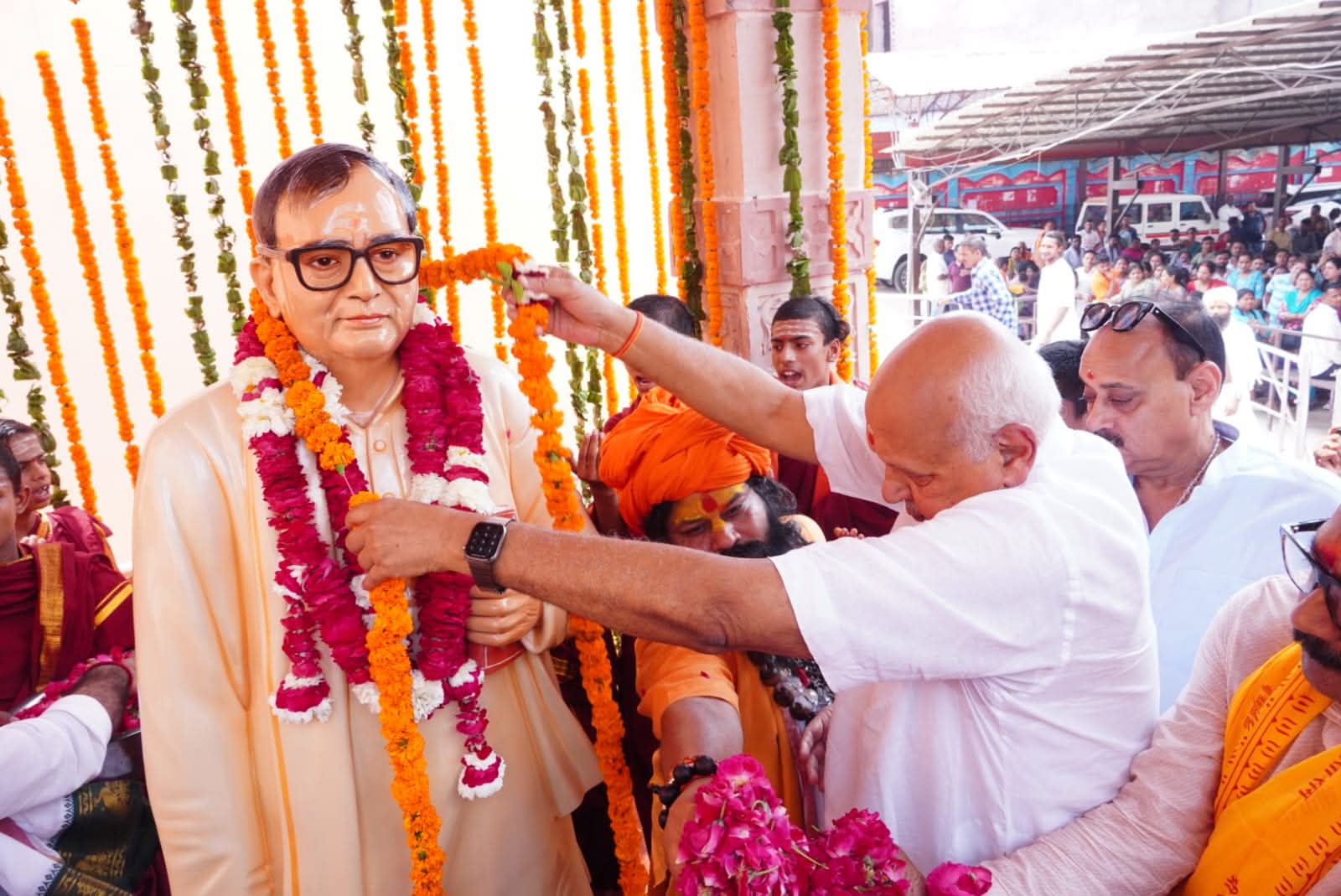 कृषि मंत्री ने पद्मश्री आचार्य किशोर कुणाल की प्रतिमा का अनावरण किया कृषि मंत्री ने पद्मश्री आचार्य किशोर कुणाल की प्रतिमा का अनावरण किया