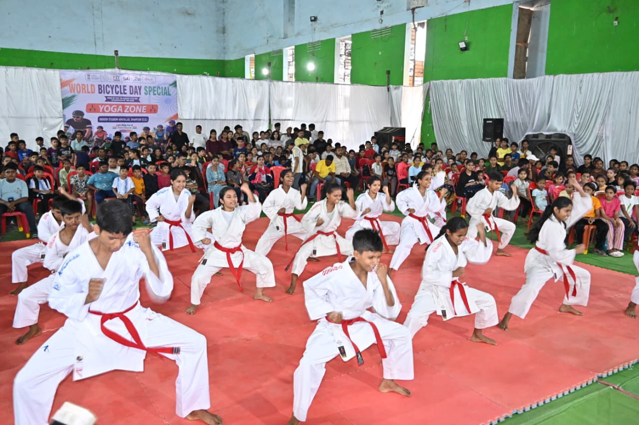 कराते का प्रदर्शन करते हुए बच्चे।