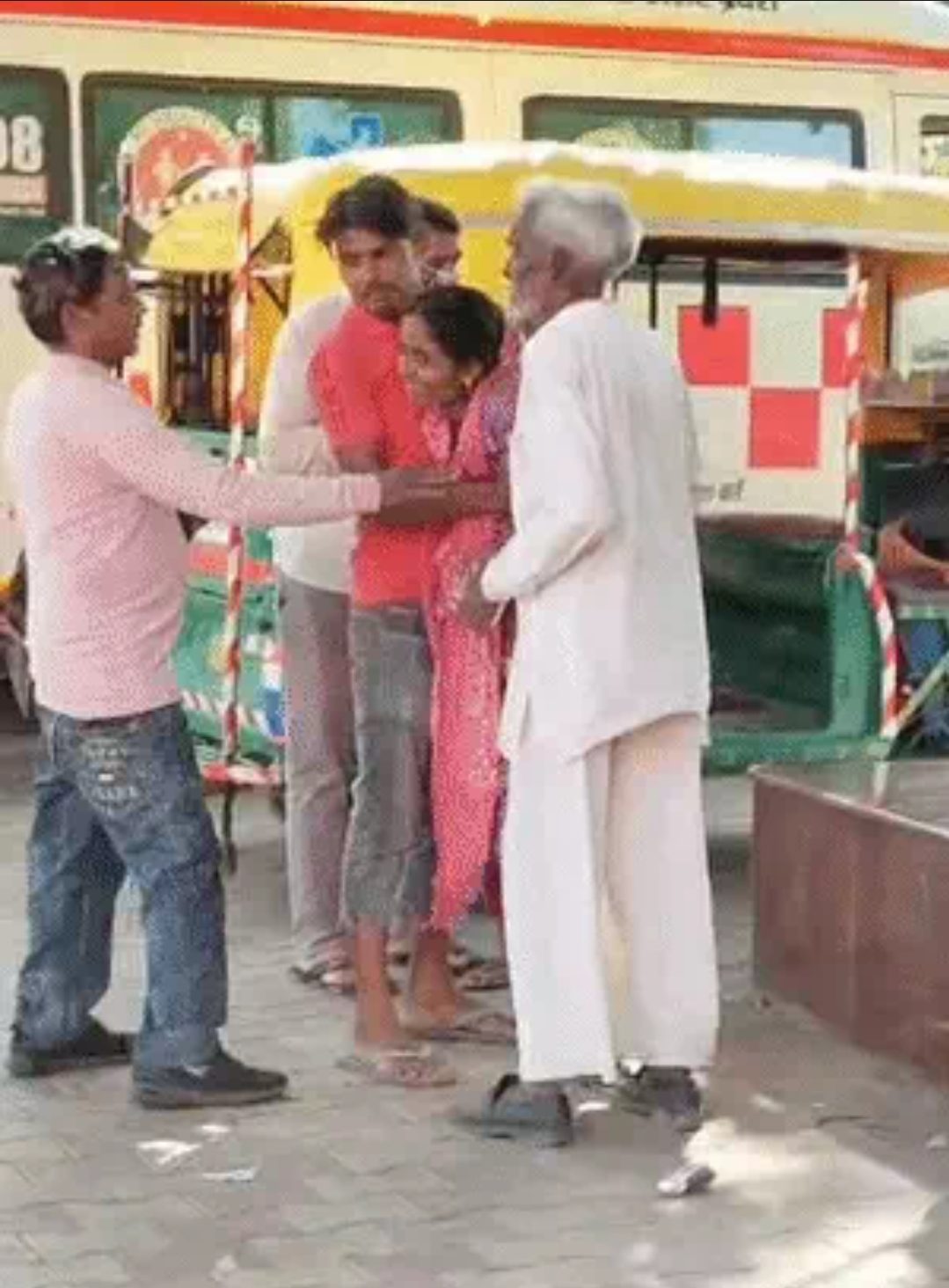 अस्पताल मे बिलखते परिजन