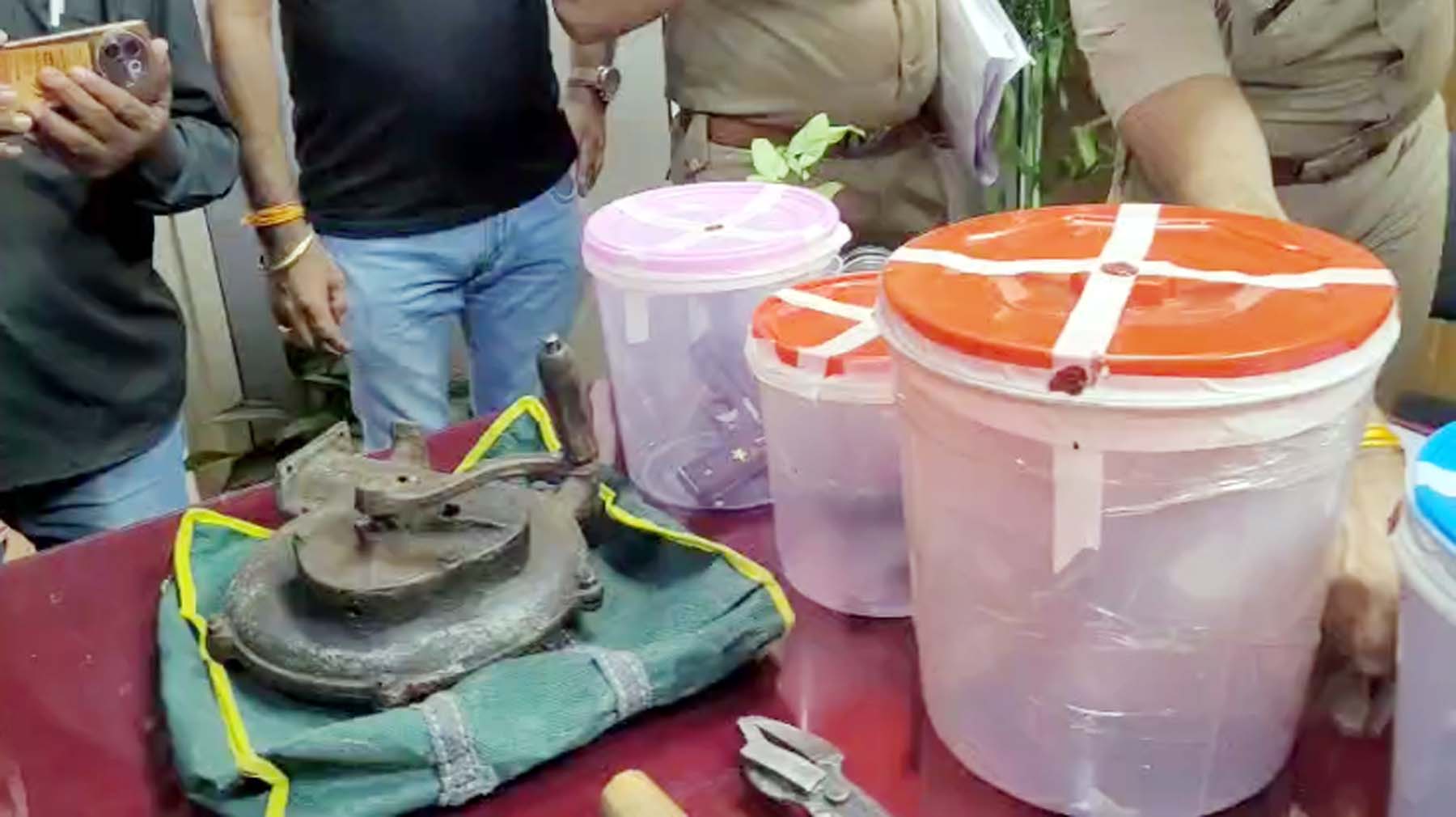 गुरुग्राम क्राइम ब्रांच द्वारा अवैध हथियार की फैक्ट्री से पकड़ा गया सामान।
