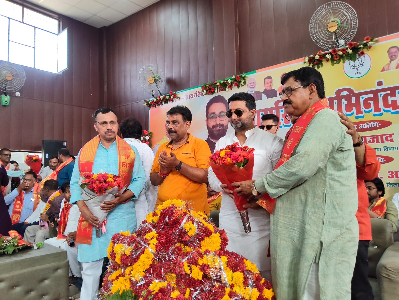 कार्यक्रम राज्यमंत्री का स्वागत करते हुए कार्यक्रम राज्यमंत्री का स्वागत करते हुए