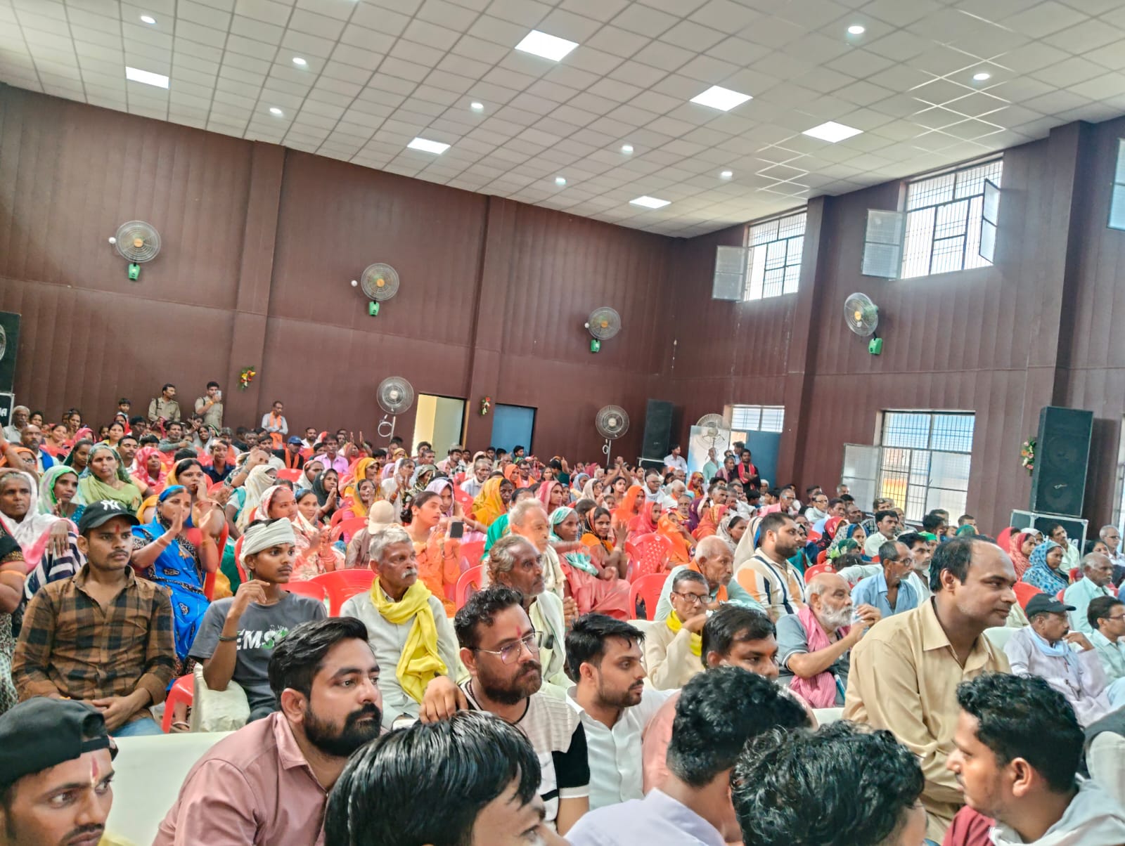 कार्यक्रम में उपस्थित लोग कार्यक्रम में उपस्थित लोग