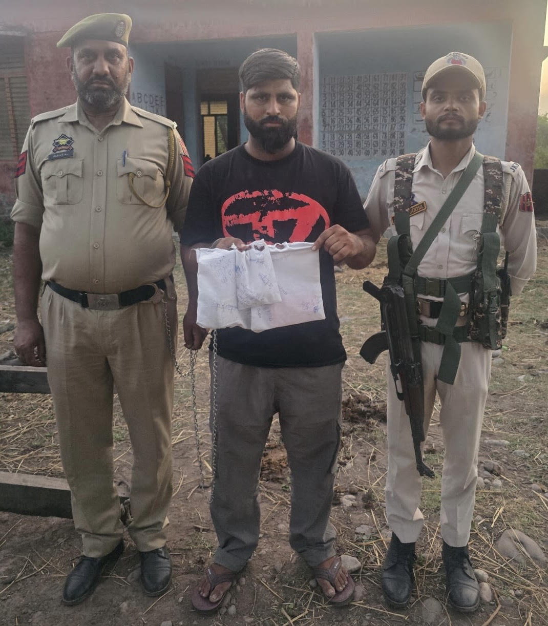 Crackdown on drug peddlers: 3 smugglers arrested with 352 grams of heroin. Crackdown on drug peddlers: 3 smugglers arrested with 352 grams of heroin.