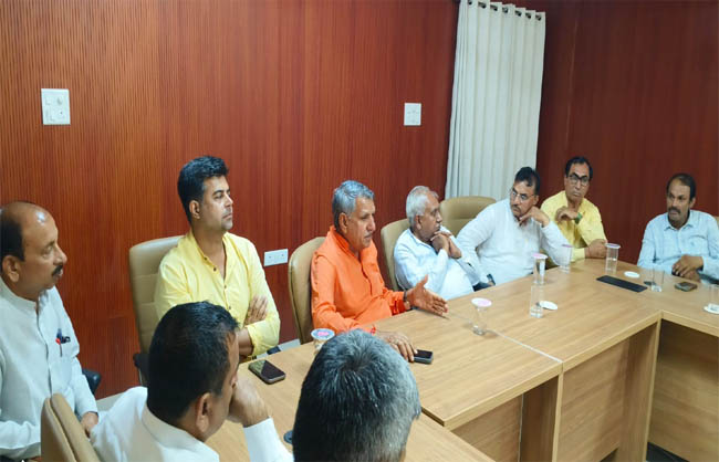 बैठक में संबोधित करते सांसद चौधरी धर्मबीर सिंह। बैठक में संबोधित करते सांसद चौधरी धर्मबीर सिंह।