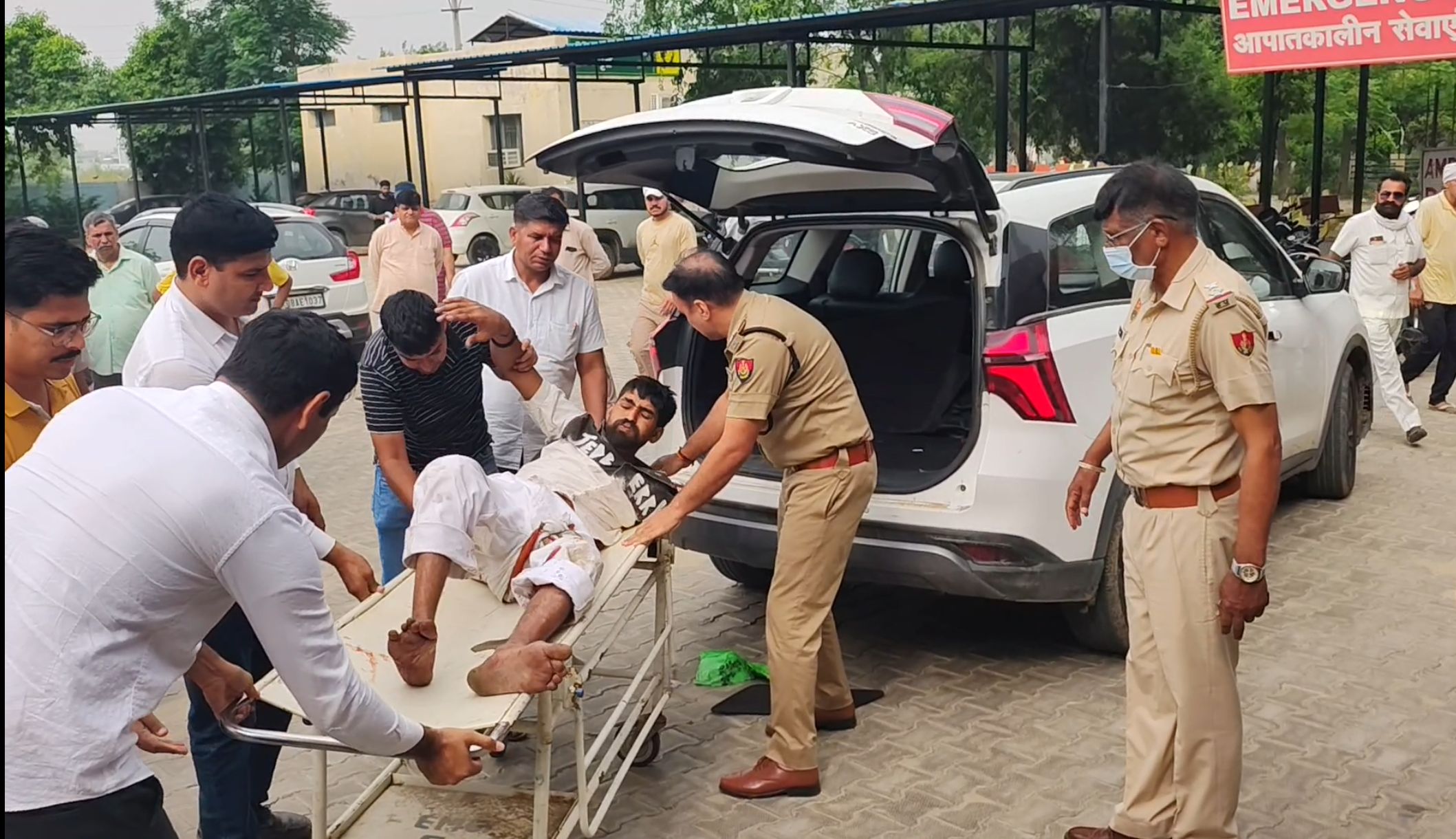 मुठभेड़ में घायल बदमाश को अस्पताल ले जाती पुलिस मुठभेड़ में घायल बदमाश को अस्पताल ले जाती पुलिस