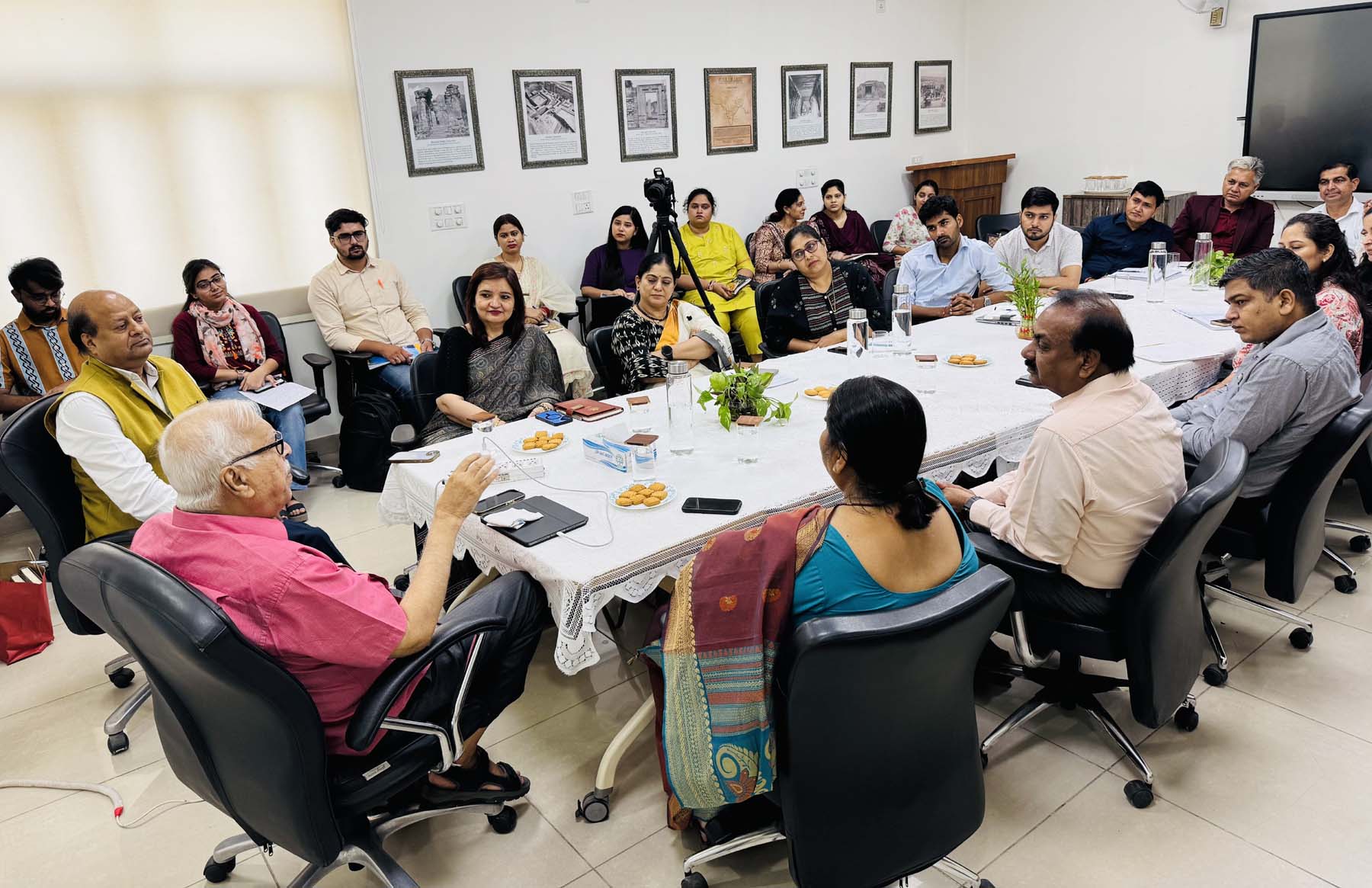 गुरुग्राम स्थित श्री विश्वकर्मा कौशल विश्वविद्यालय के ट्रांजिट कैंपस में रिसर्च स्कॉलर्स के लिए विशेष सत्र में बोलते भारत के पूर्व मुख्य चुनाव आयुक्त डॉ. एसवाई कुरैशी।