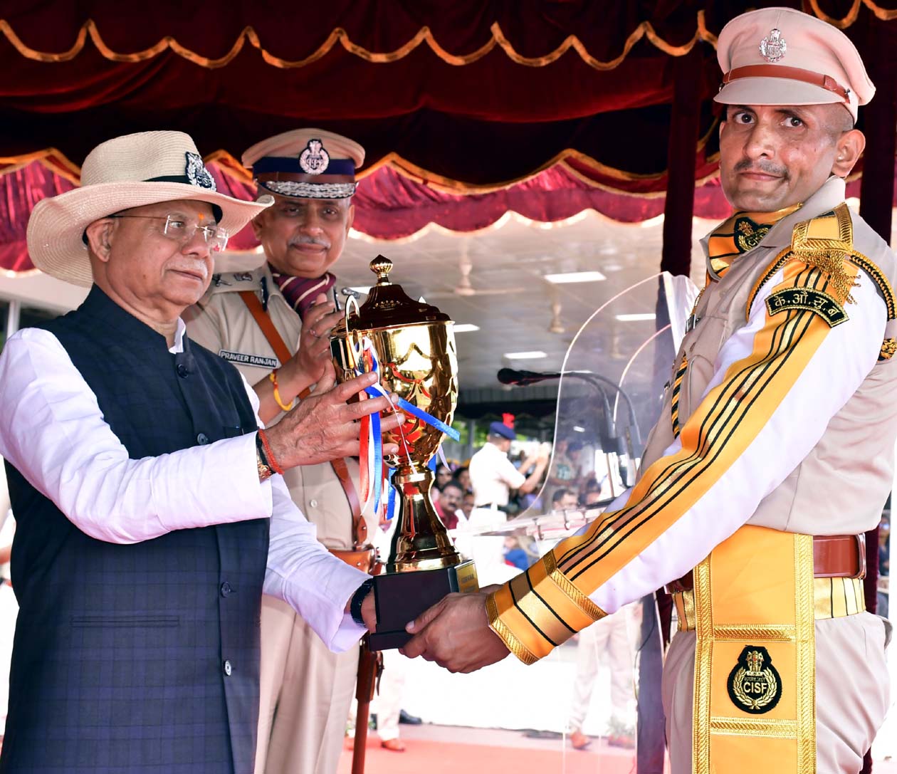 एसआई सुरेश जाखड़ ऑल राउंड बेस्ट अवार्ड प्रदान करते तेलंगाना के राज्यपाल शिव प्रताप शुक्ला।