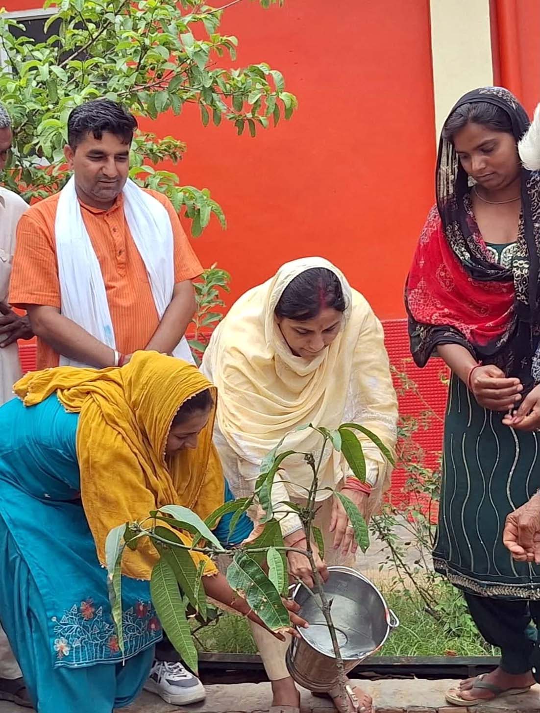 पौधारोपण करते भाजपा जिला अध्यक्ष डॉ. आशा खेदड़ व अन्य।