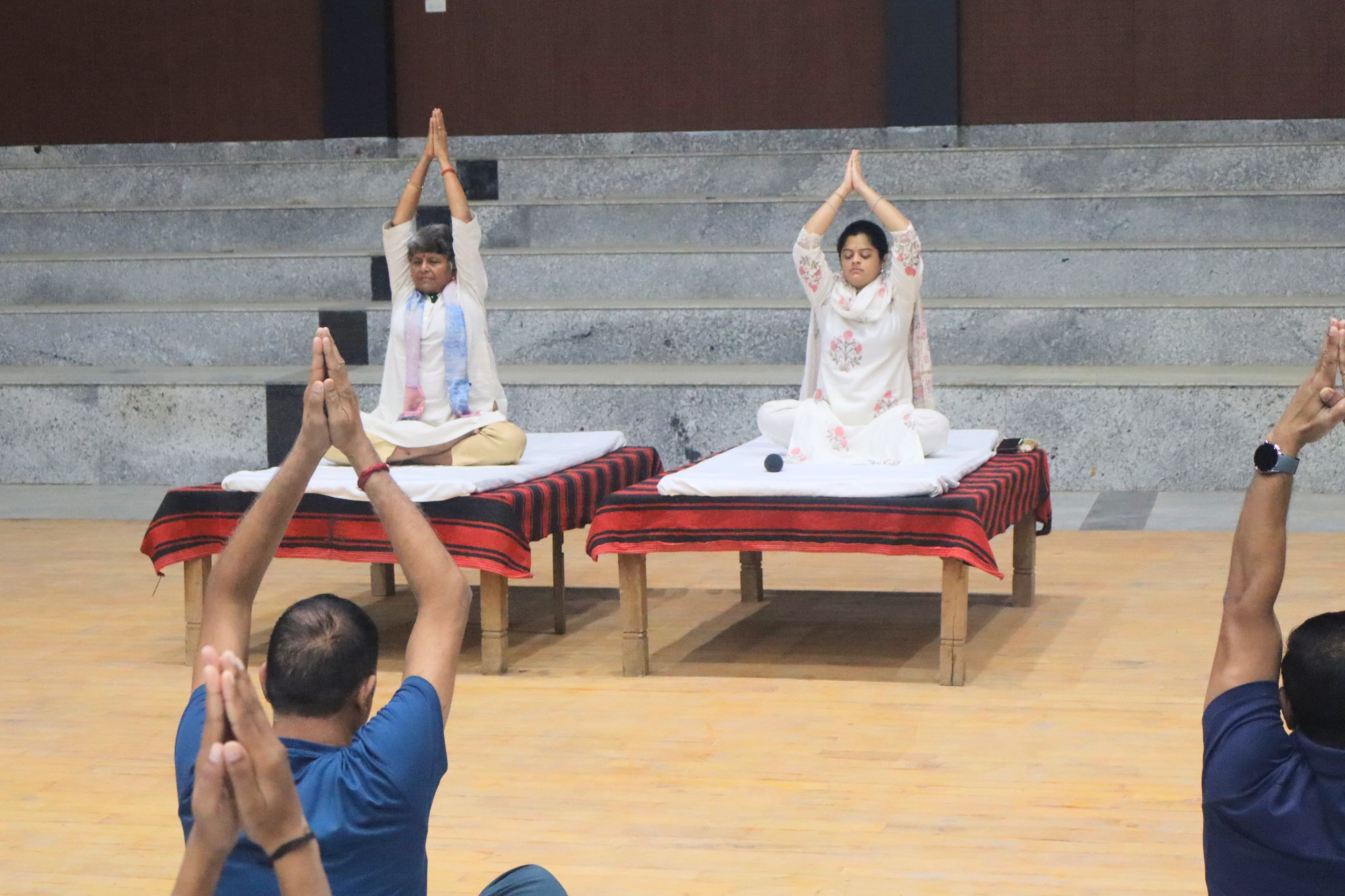 योग सिखाते हुए कुलपति प्रो वंदना सिंह योग सिखाते हुए कुलपति प्रो वंदना सिंह