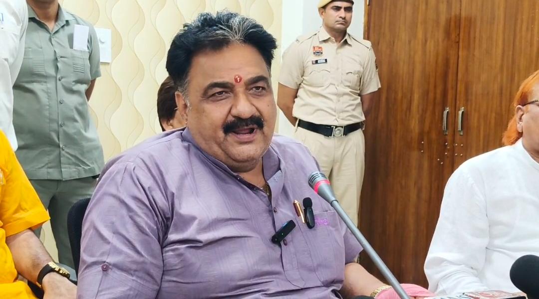 पत्रकारों से बातचीत करते हुए डा. कृष्ण मिड्ढा। पत्रकारों से बातचीत करते हुए डा. कृष्ण मिड्ढा।