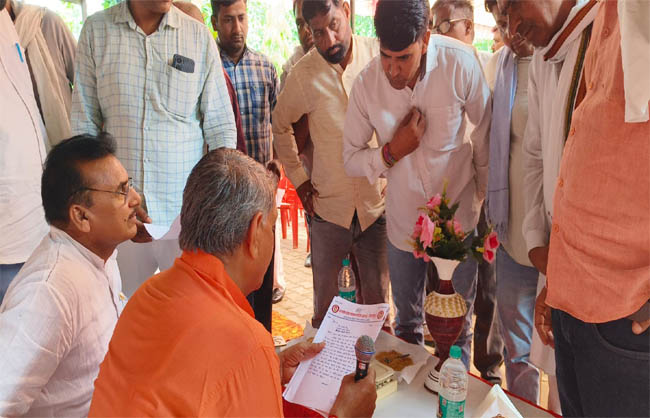 सरपंचों की समस्याएं सुनते सांसद चौधरी धर्मबीर सिंह। सरपंचों की समस्याएं सुनते सांसद चौधरी धर्मबीर सिंह।