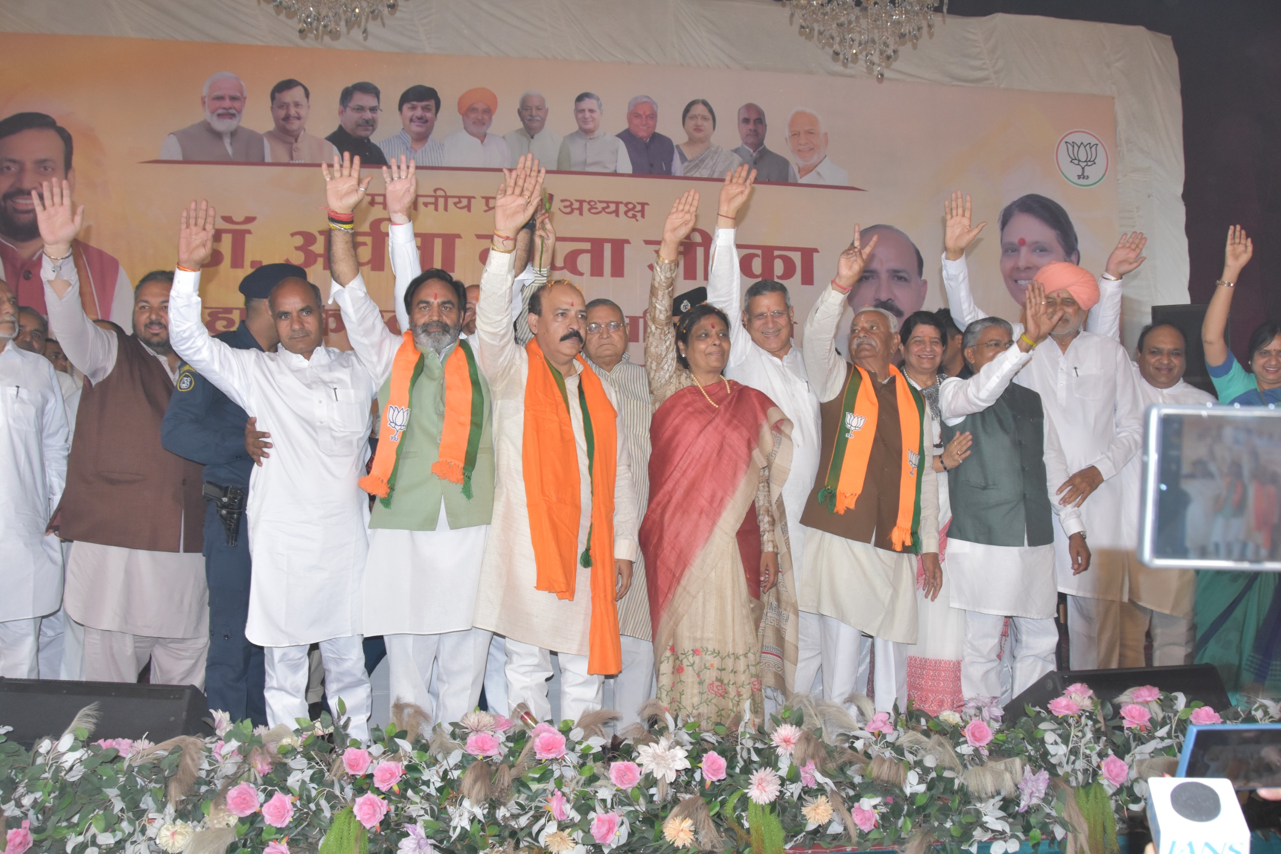 अभिनंदन समारोह में, मंच पर उपस्थित भाजपा प्रदेशाध्यक्ष व भाजपा नेता