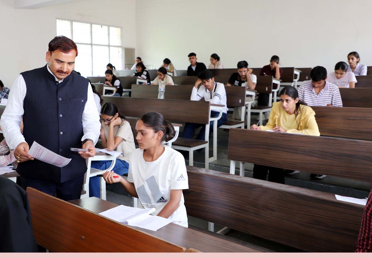 बीएससी नर्सिंग परीक्षा संचालन का निरीक्षण करते कुलपति प्रो. नरसीराम बिश्नोई बीएससी नर्सिंग परीक्षा संचालन का निरीक्षण करते कुलपति प्रो. नरसीराम बिश्नोई