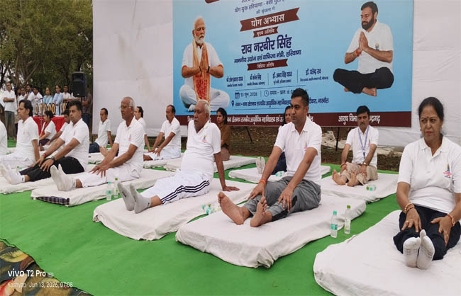 योगाभ्यास कार्यक्रम में मौजूद विधायक ओम प्रकाश यादव तथा महेंद्रगढ़ के विधायक कंवर सिंह यादव। योगाभ्यास कार्यक्रम में मौजूद विधायक ओम प्रकाश यादव तथा महेंद्रगढ़ के विधायक कंवर सिंह यादव।