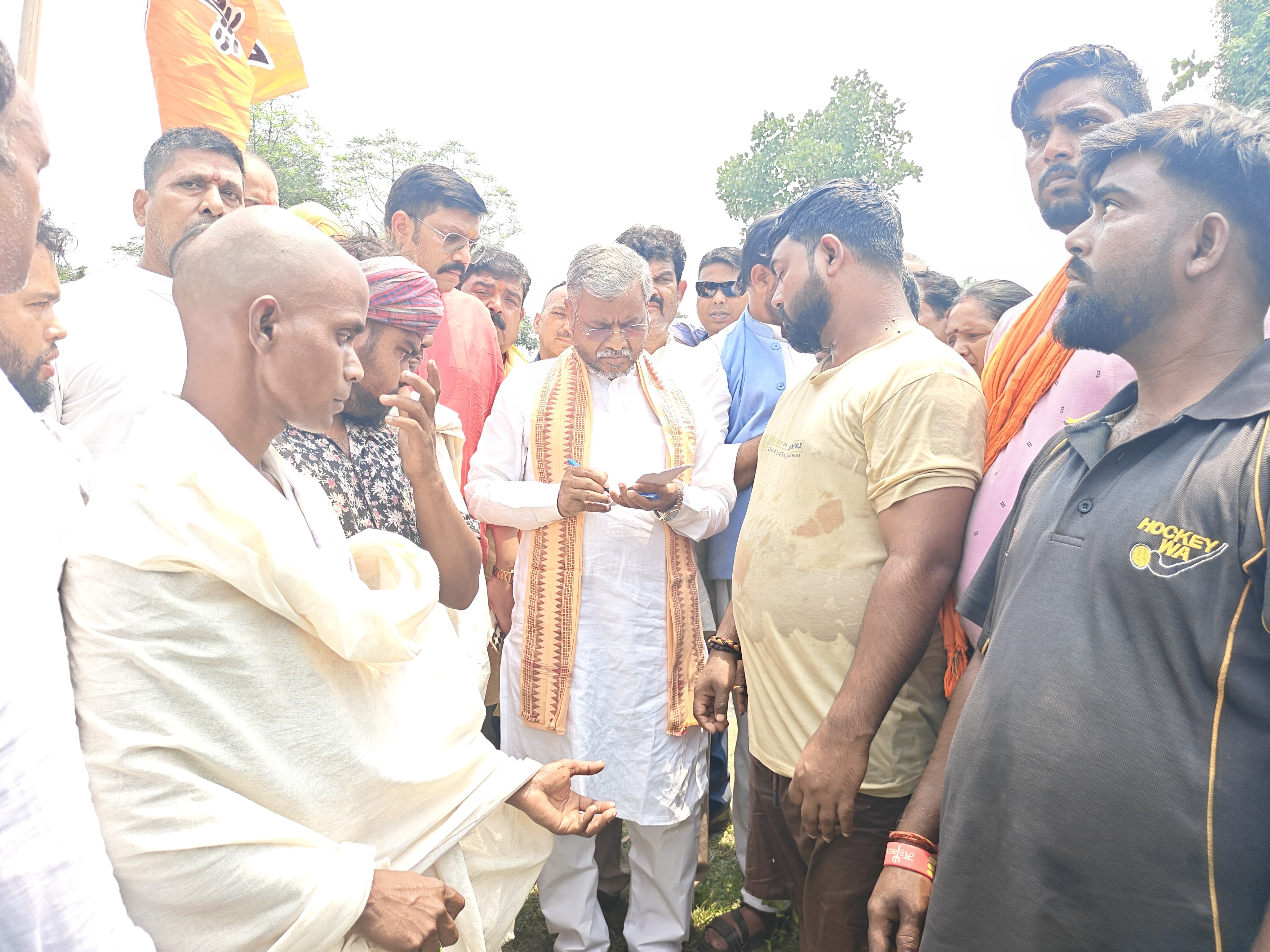 मृतक के परिजनों से बात करते बाबूलाल मरांडी मृतक के परिजनों से बात करते बाबूलाल मरांडी