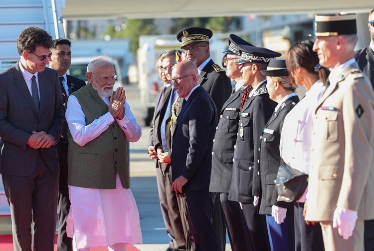 फ्रांस पहुंचे प्रधानमंत्री मोदी, नीस में हुआ भव्य स्वागत फ्रांस पहुंचे प्रधानमंत्री मोदी, नीस में हुआ भव्य स्वागत