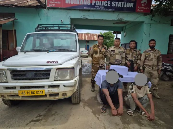 मणिपुर में बरामद मादक पदार्थों के साथ गिरफ्तार आरोपित की तस्वीर।