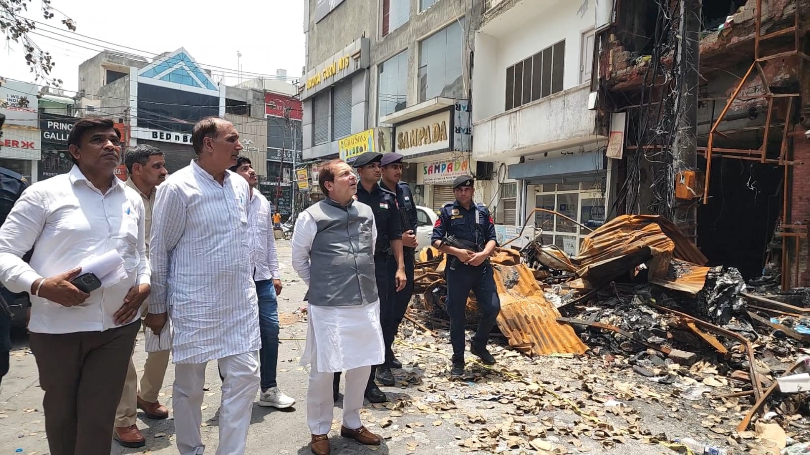 फोटो कैप्शन 14आरटीके1 : डी पार्क पर हुई आगजनी की घटना के बाद मौके का जायजा लेते हुए कैबिनेट मंत्री डॉ. अरविंद शर्मा। फोटो कैप्शन 14आरटीके1 : डी पार्क पर हुई आगजनी की घटना के बाद मौके का जायजा लेते हुए कैबिनेट मंत्री डॉ. अरविंद शर्मा।
