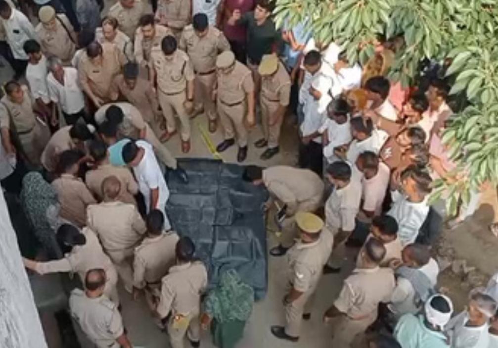 गोबर डालने को लेकर विवाद में फायरिंग के दौरान मृतक युवक का कश्यप सील करके पोस्टमार्टम के लिए भेजती पुलिस।