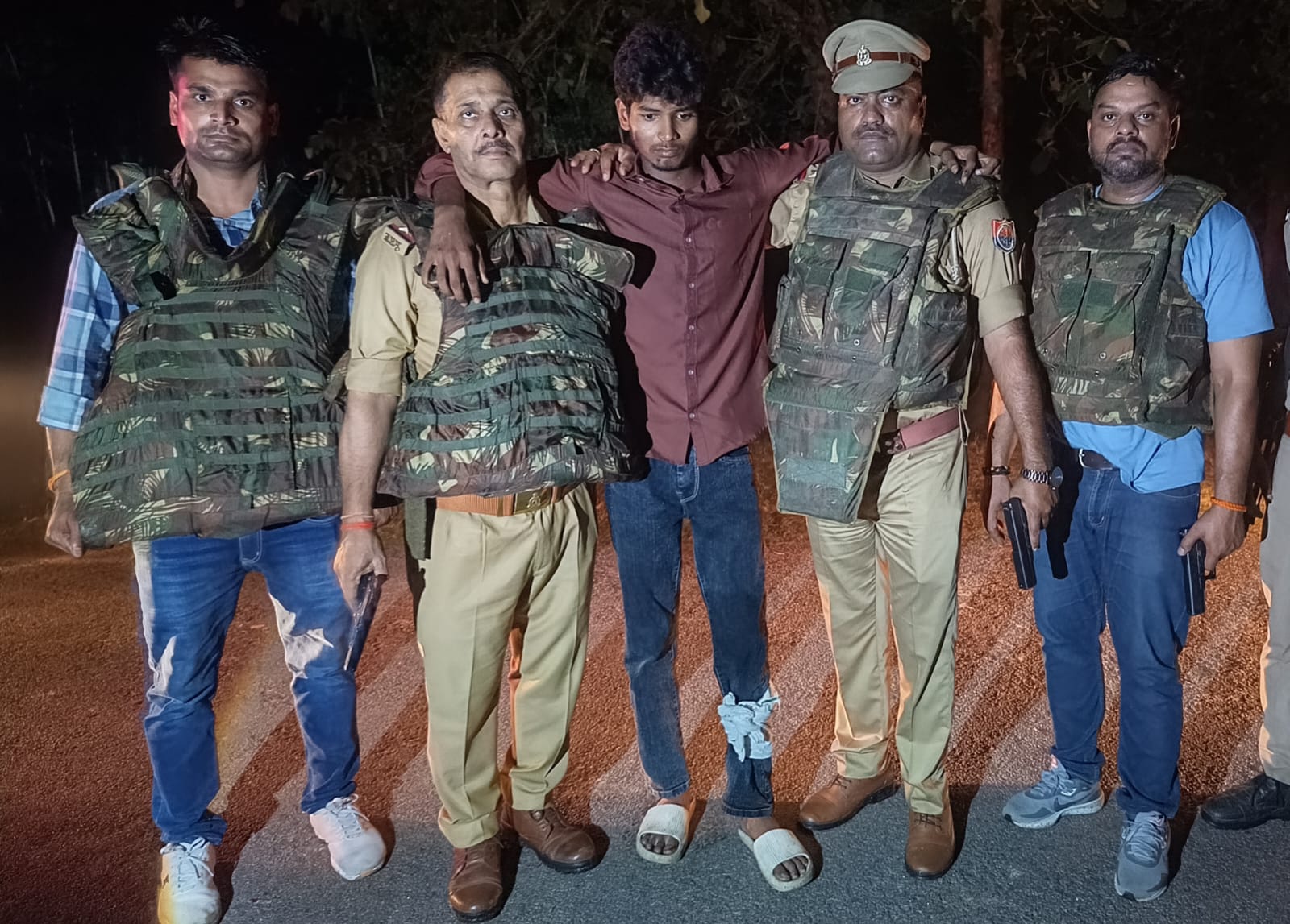 पुलिस की गिरफ्त में घायल बदमाश पुलिस की गिरफ्त में घायल बदमाश