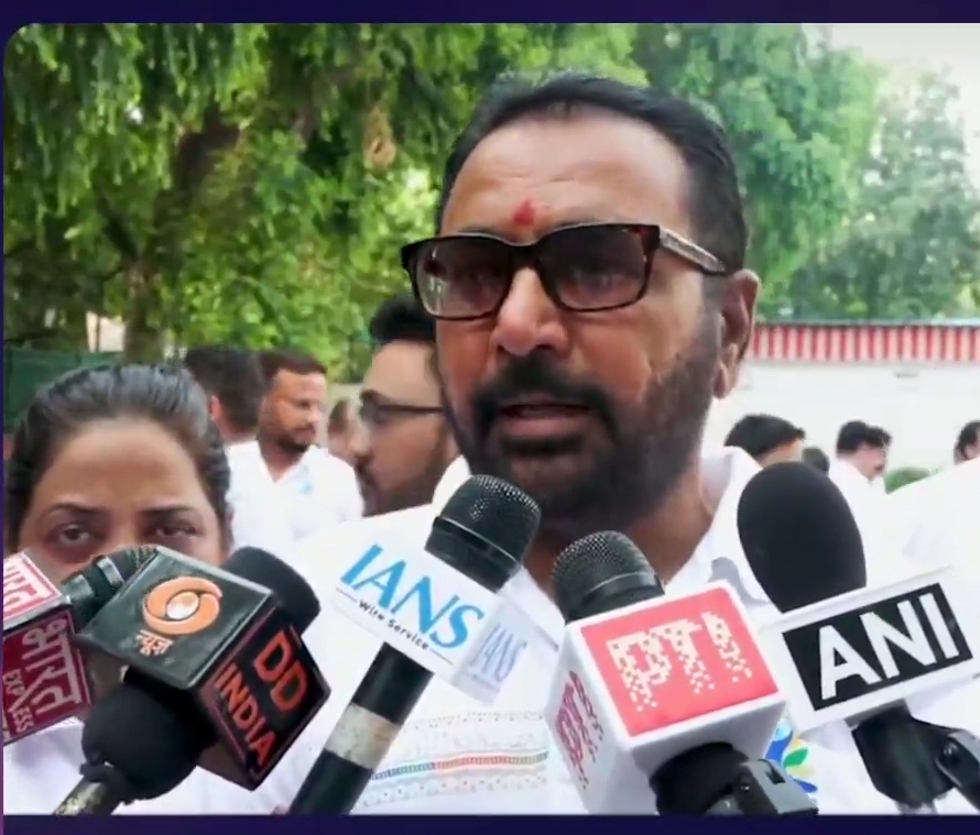 आयुष मंत्री प्रताप राव जाधव मीडिया से बात करते हुए