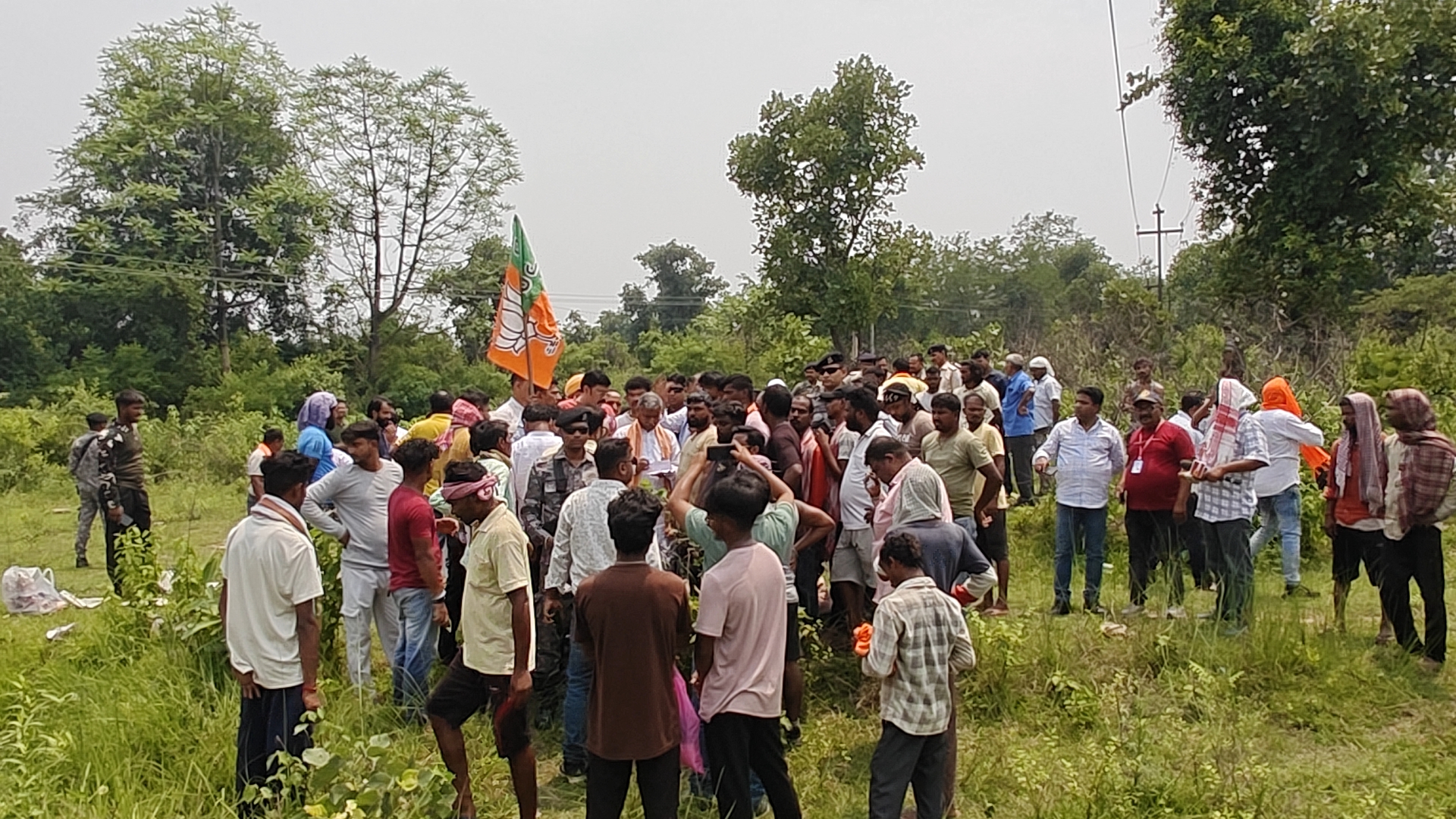 शमशान घाट पर लगी भीड़ शमशान घाट पर लगी भीड़