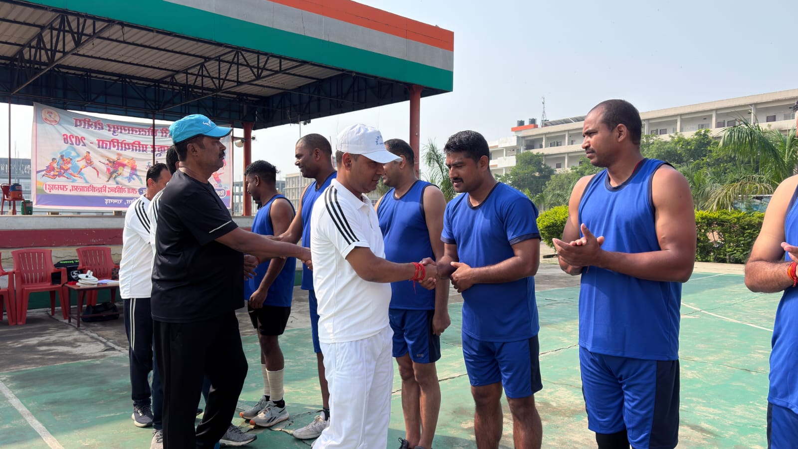 खिलाड़ी का परिचय प्राप्त करते अधिकारी खिलाड़ी का परिचय प्राप्त करते अधिकारी