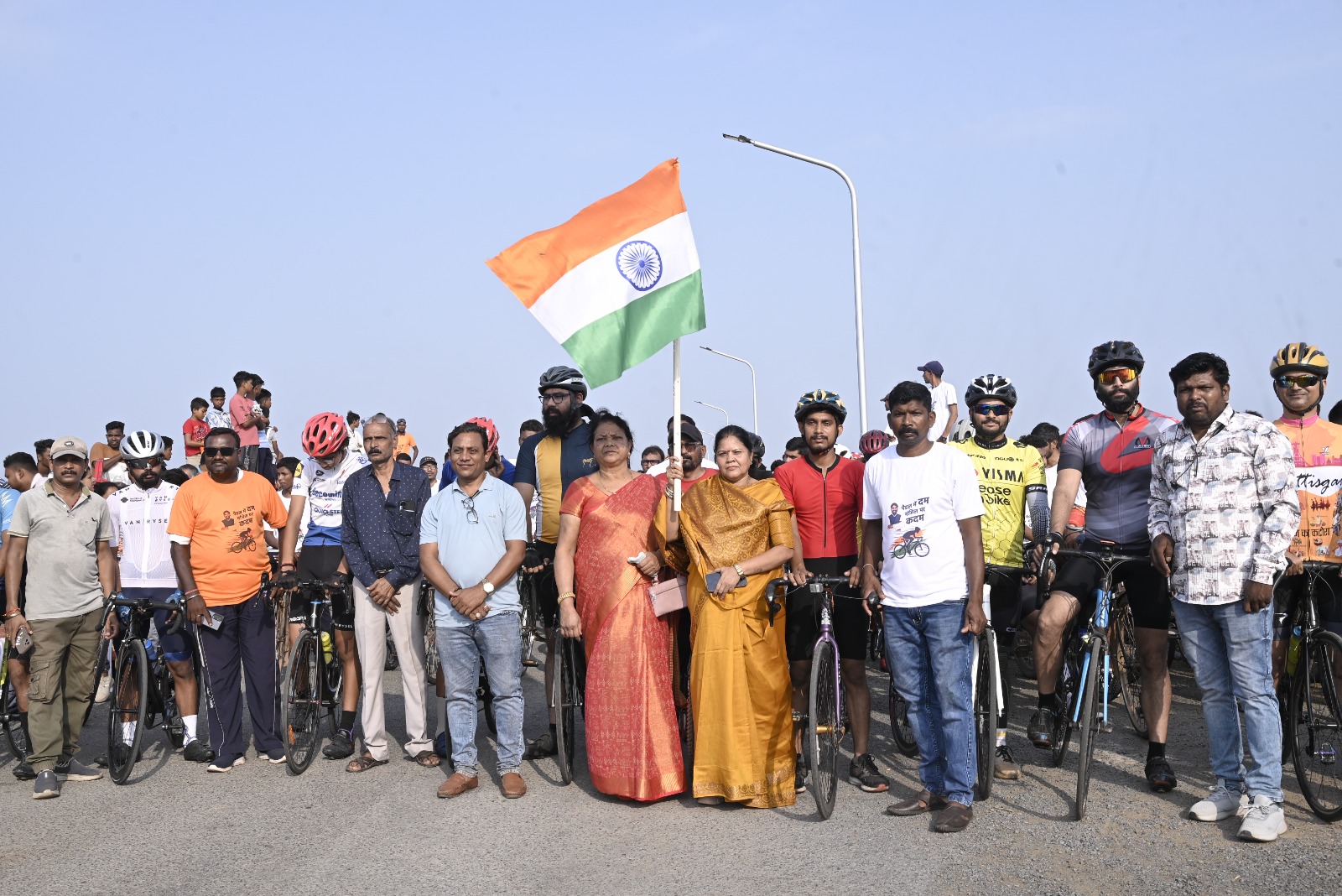 साइकिल रेसिंग प्रतियोगिता के अवसर पर उपस्थित अतिथि। साइकिल रेसिंग प्रतियोगिता के अवसर पर उपस्थित अतिथि।