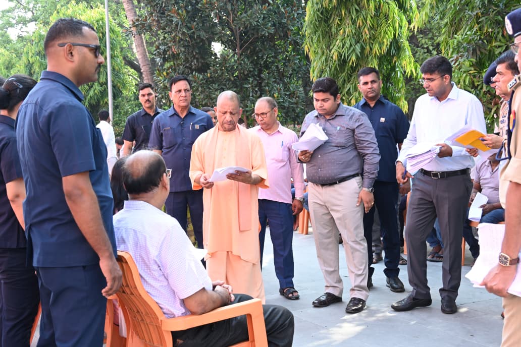 मुख्यमंत्री ने गोसेवा भी की, मंदिर परिसर के भ्रमण के दौरान बच्चों से किया संवाद*