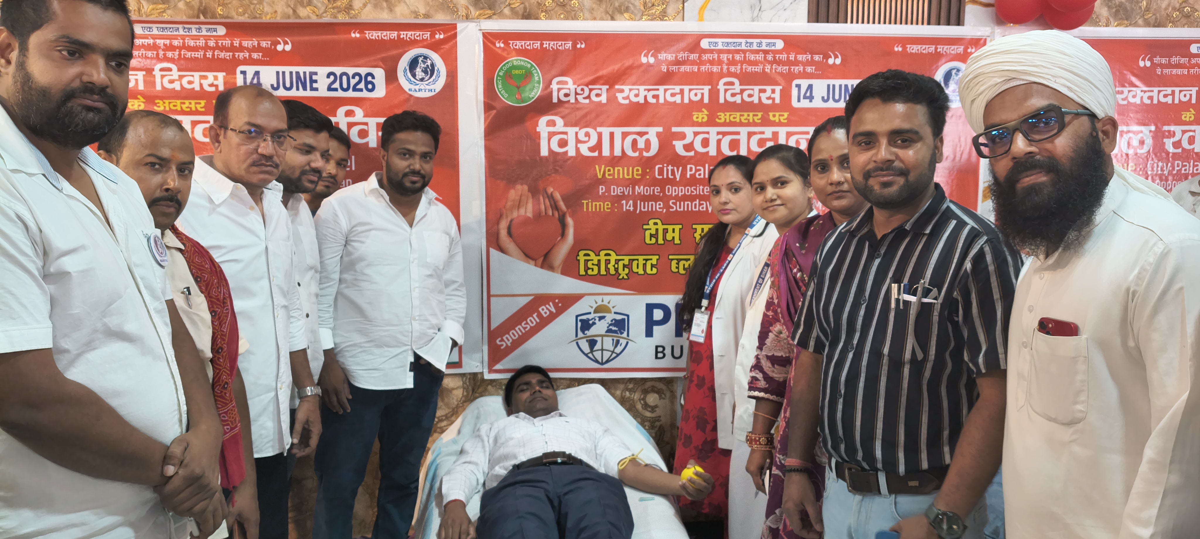 रक्तदान करते डीएम विवेक रंजन मैत्रेय