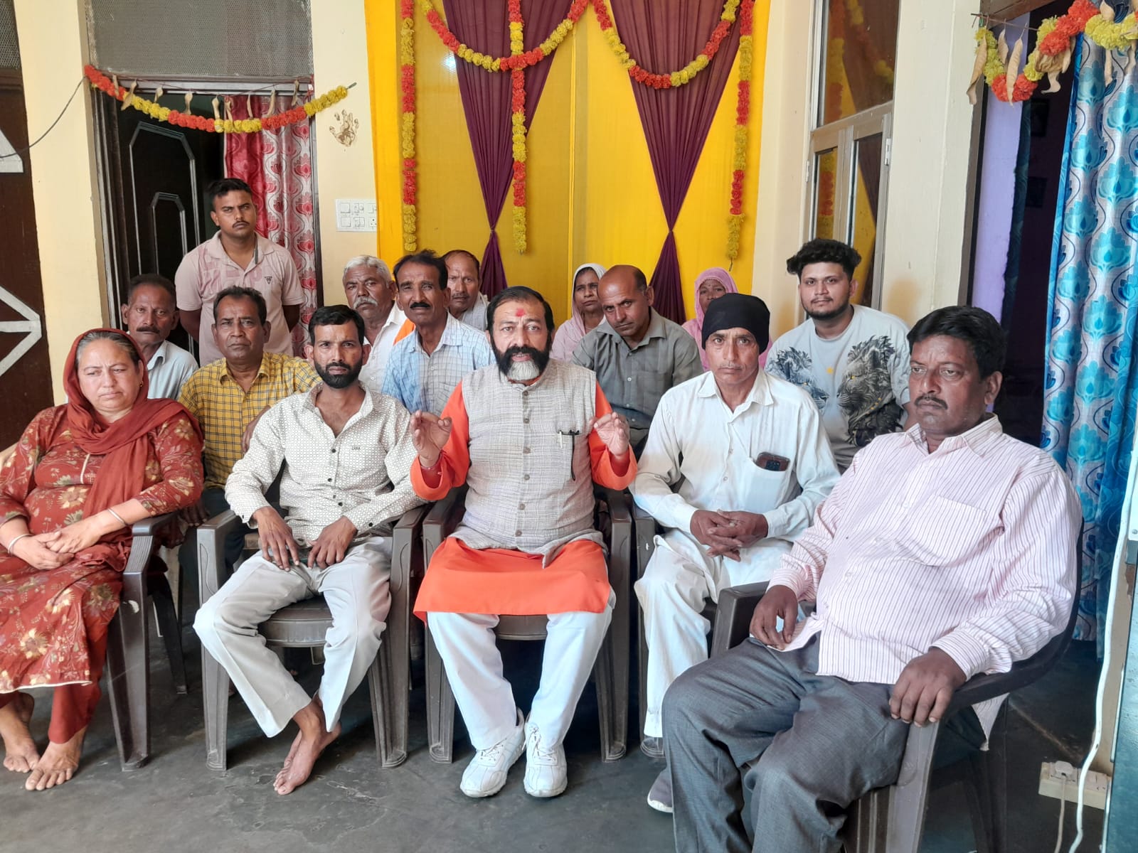 सीमावर्ती गांवों में अघोषित बिजली कटौती से जनता परेशान, लोगों नेजताया रोष सीमावर्ती गांवों में अघोषित बिजली कटौती से जनता परेशान, लोगों नेजताया रोष