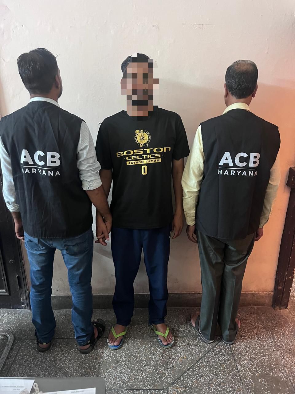 एसीबी के अधिकारी फरार आराेपी काे पेश करते हुए