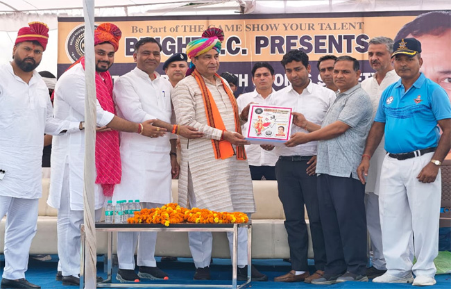 सोनीपत: फुटबॉल टूर्नामेंट में     विजेताओं को सम्मानित करते हुए भाजपा के पूर्व प्रदेशाध्यक्ष मोहन लाल बडौली