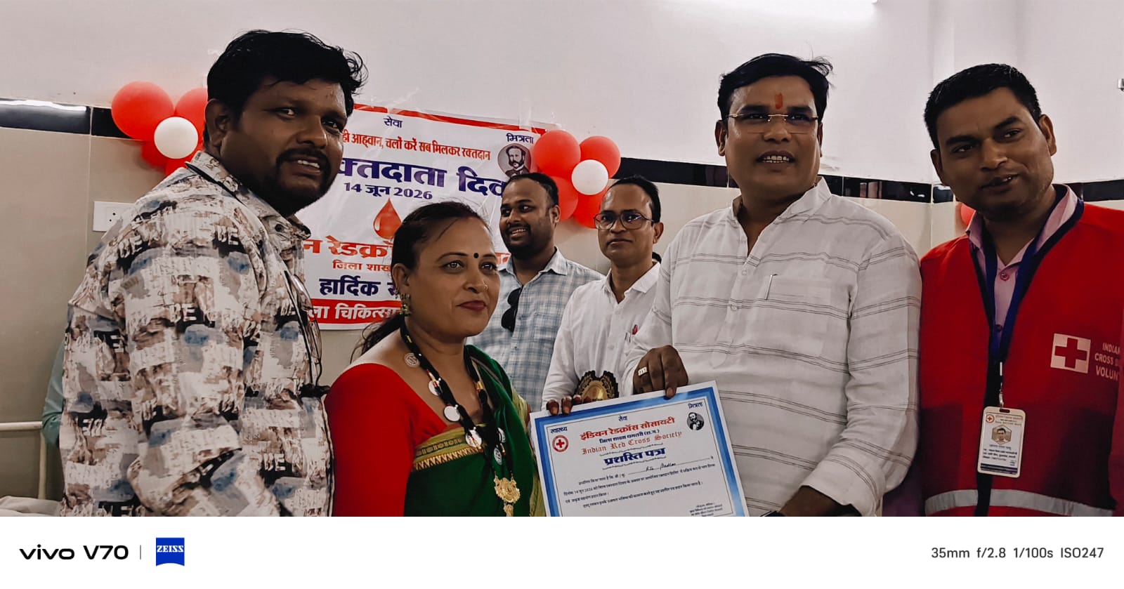 रक्तदान करने वाले को सम्मानित करते हुए धमतरी विधायक ओंकार साहू।