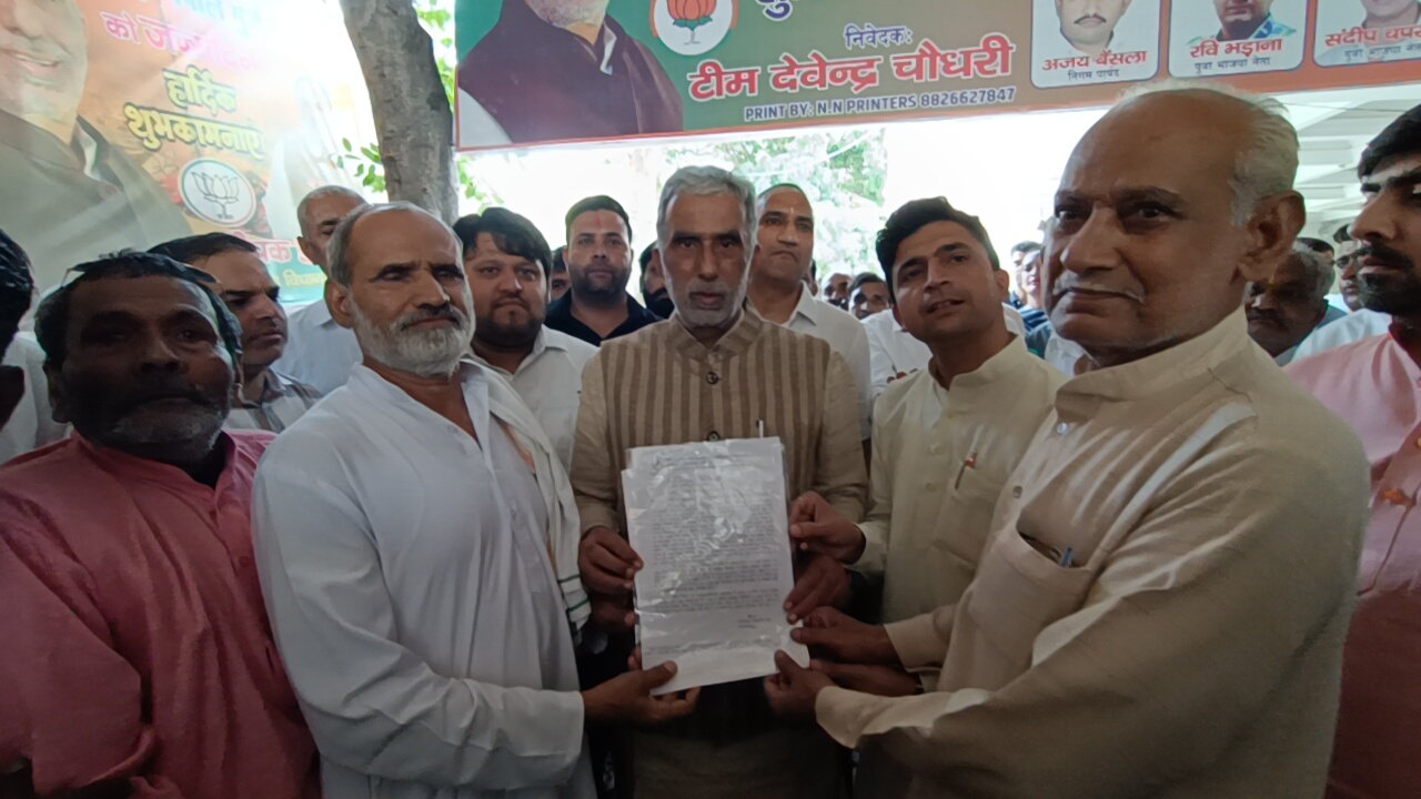 गरीबों को प्लांट की रजिस्ट्री देते केंद्रीय मंत्री कृष्णपाल गुर्जर