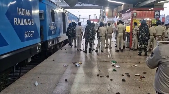 अभ्यर्थियों का हंगामा अभ्यर्थियों का हंगामा