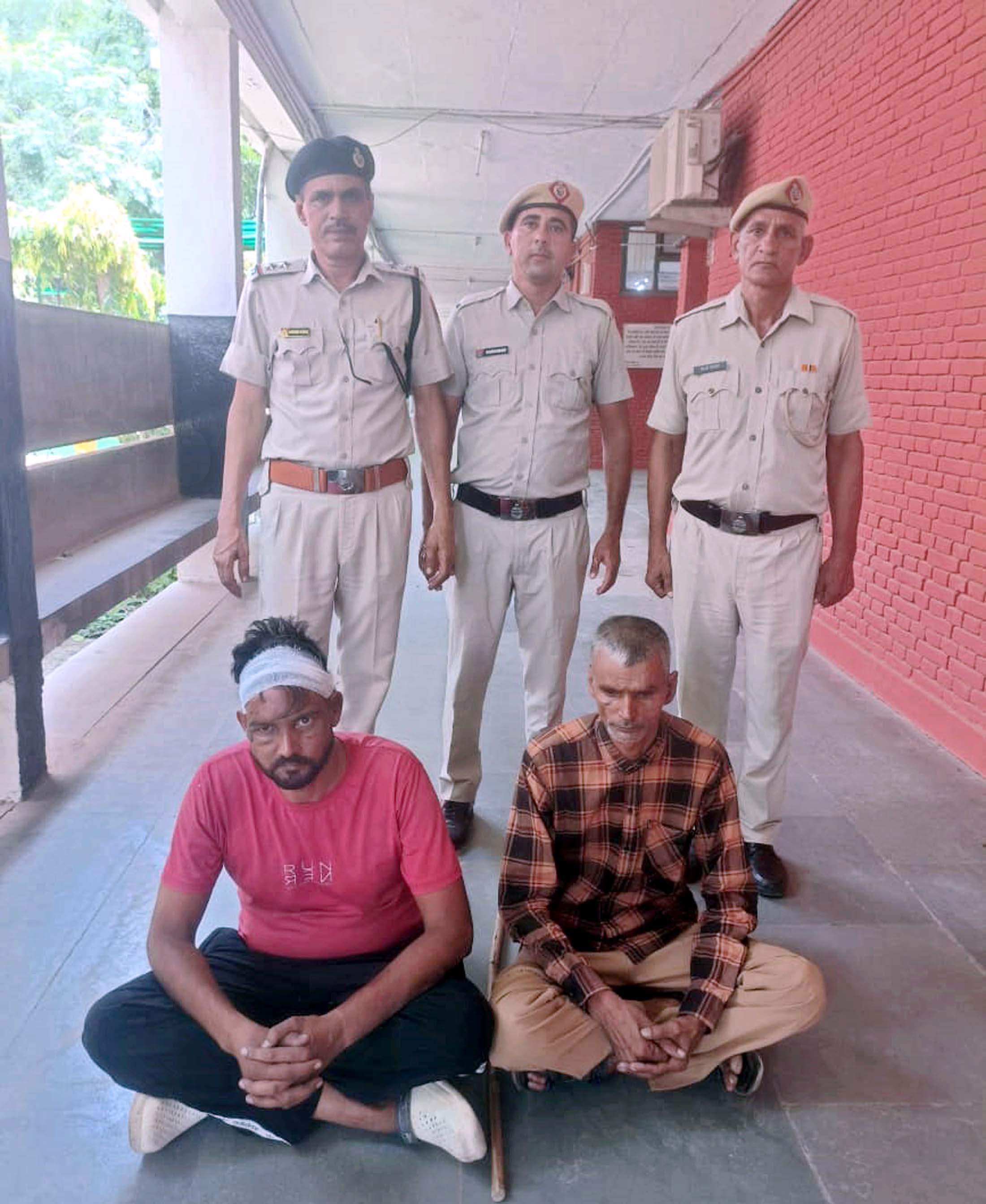 पुलिस गिरफ्त में दोनों आरोपित। पुलिस गिरफ्त में दोनों आरोपित।