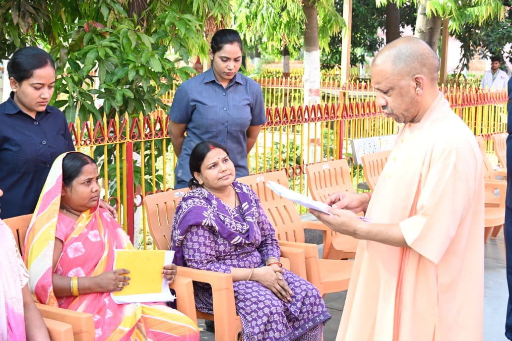 मुख्यमंत्री ने गोसेवा भी की, मंदिर परिसर के भ्रमण के दौरान बच्चों से किया संवाद*